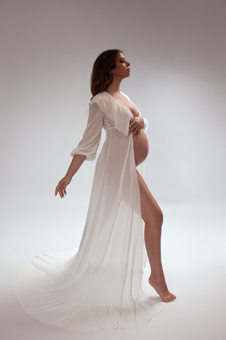 une large sélection de robes, voilages et pièces spécialement choisies pour les séances maternité